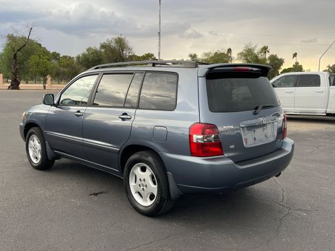 Used 2005 Toyota Highlander 2WD V6 w/ 3rd Row image 3