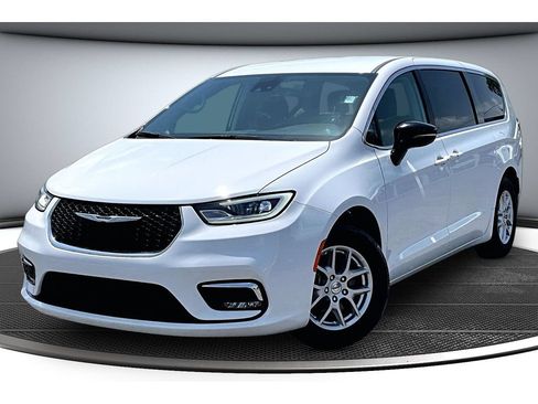 Used 2024 Chrysler Pacifica Touring-L FWD image 15