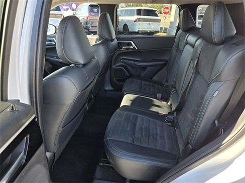 Used 2024 Mitsubishi Outlander SE image 11