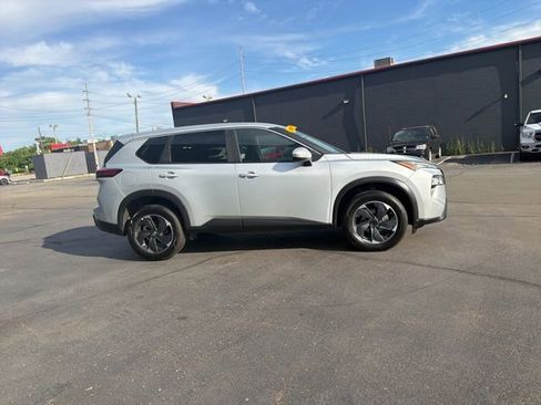 Used 2025 Nissan Rogue SV AWD/4WD image 4