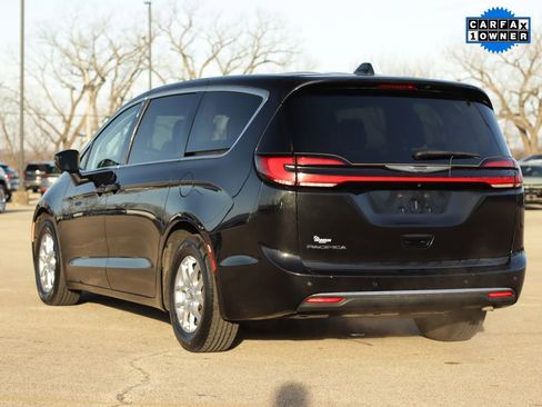 Used 2023 Chrysler Pacifica Touring-L image 5