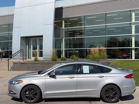 Used 2018 Ford Fusion SE w/ Equipment Group 201A FWD image 3