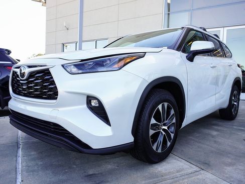 Used 2022 Toyota Highlander XLE image 3