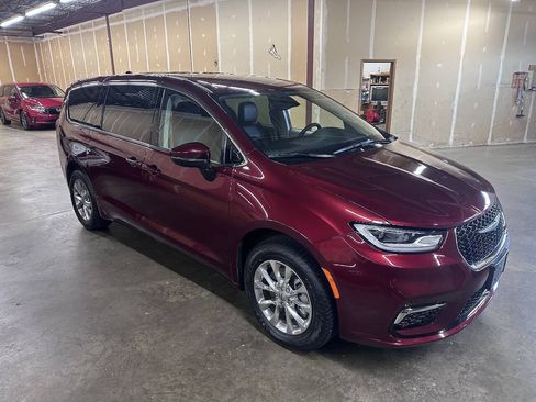 Used 2023 Chrysler Pacifica Touring-L AWD/4WD image 2