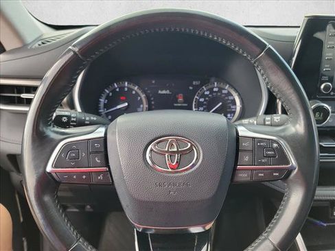 Used 2020 Toyota Highlander XLE AWD/4WD image 17
