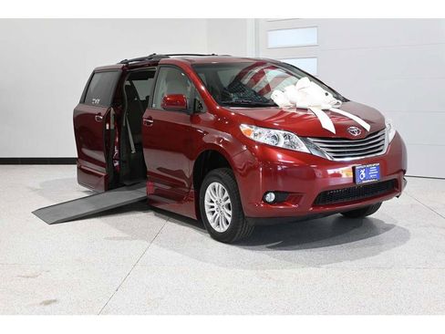 Used 2015 Toyota Sienna XLE w/ XLE Navigation Package FWD image 2