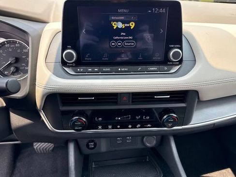 Used 2025 Nissan Rogue SV FWD image 30