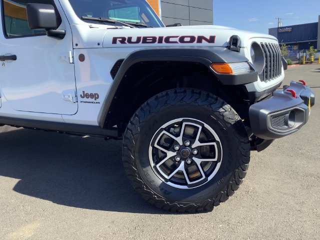 Used 2025 Jeep Wrangler Unlimited Rubicon w/ Convenience Group AWD/4WD image 3