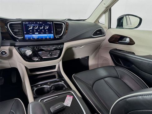 Used 2024 Chrysler Pacifica Limited FWD image 27