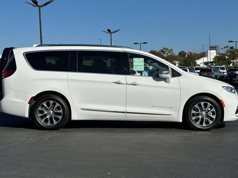 Used 2022 Chrysler Pacifica Pinnacle FWD image 4