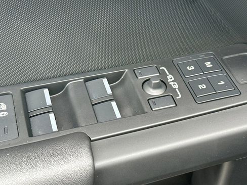 Certified 2025 Land Rover Defender 130 X-Dynamic SE AWD/4WD image 11