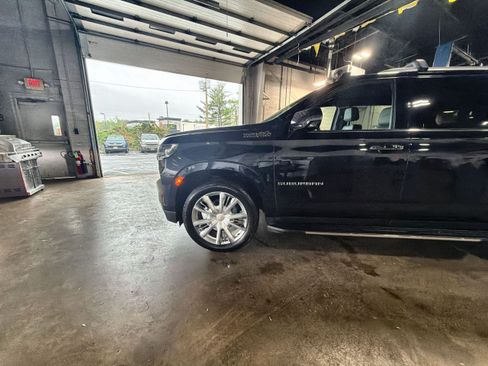Used 2024 Chevrolet Suburban High Country AWD/4WD image 34