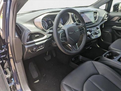 New 2025 Chrysler Pacifica Select image 7
