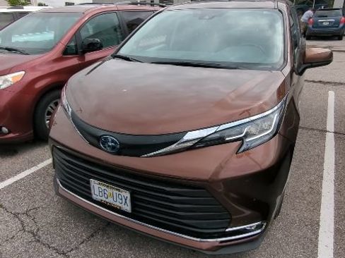 Certified 2022 Toyota Sienna XLE w/ XLE Plus Package AWD/4WD image 10