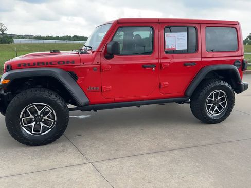Used 2025 Jeep Wrangler Unlimited Rubicon AWD/4WD image 4