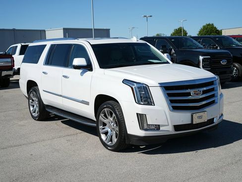 Used 2019 Cadillac Escalade ESV Luxury AWD/4WD image 3