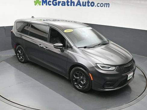 Used 2022 Chrysler Pacifica Touring-L w/ Uconnect Theater Family Group FWD image 3