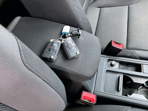 Used 2019 Volkswagen e-Golf SE image 16