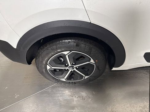 New 2025 Kia Niro LX image 9