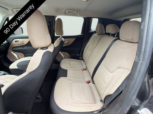 Used 2018 Jeep Renegade Latitude FWD image 12