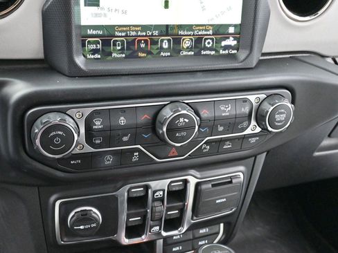 Used 2022 Jeep Gladiator Overland image 20