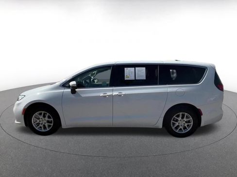 Used 2023 Chrysler Pacifica Touring-L FWD image 9
