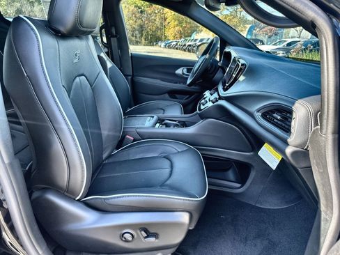 New 2026 Chrysler Pacifica Limited w/ S Appearance Package image 28