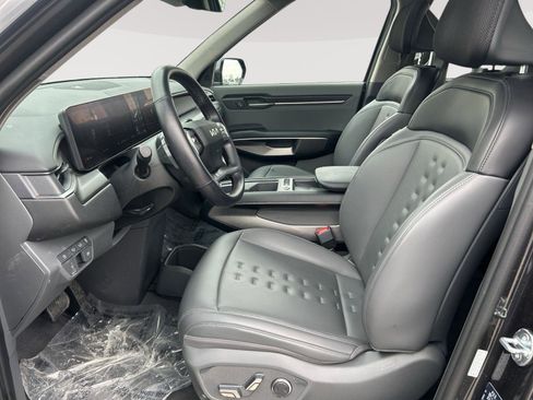 Used 2024 Kia EV9 Wind image 2