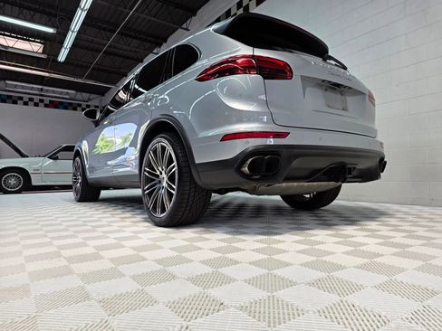 Used 2015 Porsche Cayenne Turbo image 4