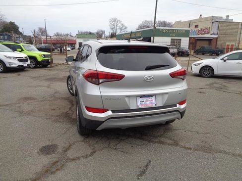 Used 2018 Hyundai Tucson SE image 4