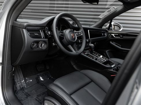 New 2026 Porsche Macan AWD/4WD image 4