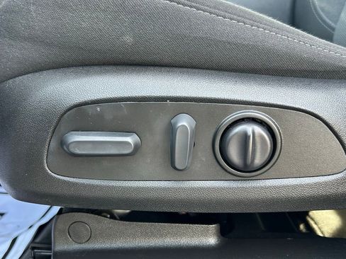 Used 2022 Chevrolet Traverse LT image 25