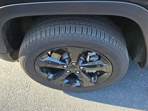 Used 2024 Jeep Grand Cherokee L Limited w/ Black Appearance Package image 21