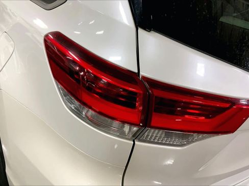 Used 2018 Toyota Highlander LE w/ Carpet Mat Package (TMS) image 56