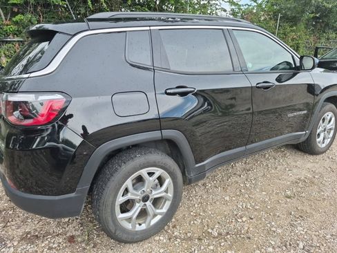 Used 2025 Jeep Compass Latitude w/ Sun & Sound Group AWD/4WD image 3