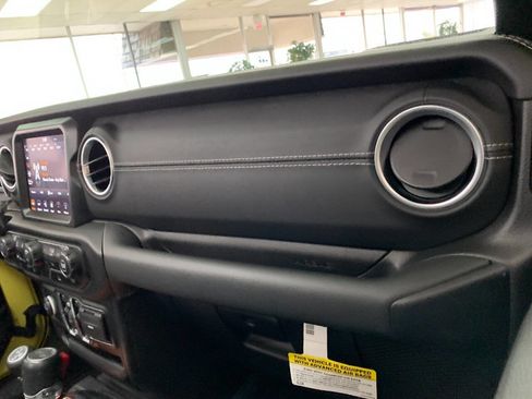 Used 2022 Jeep Wrangler Unlimited Sahara w/ Cold Weather Group image 19