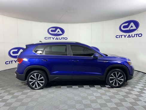 Used 2023 Volkswagen Taos SE w/ Panoramic Sunroof Package FWD image 2