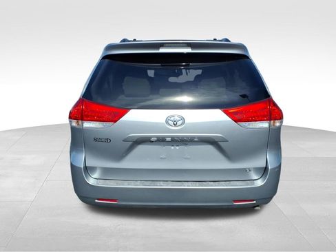 Used 2014 Toyota Sienna LE image 25