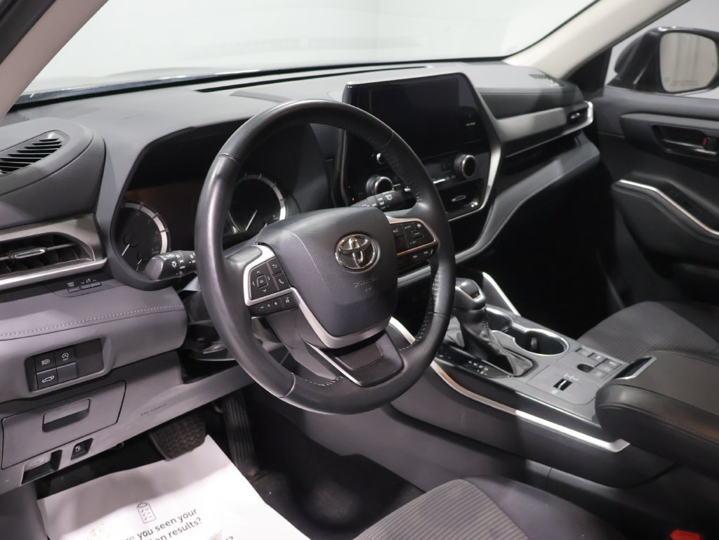 Used 2024 Toyota Highlander LE FWD image 15
