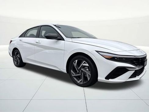 Certified 2025 Hyundai Elantra SEL image 7