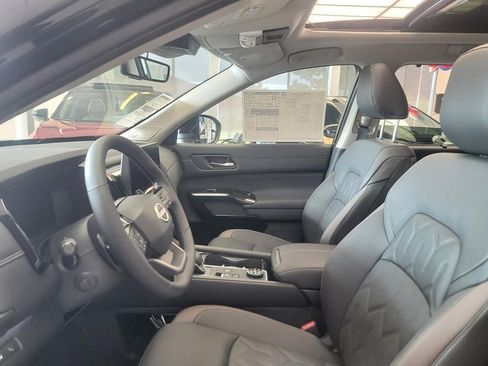 New 2026 Nissan Pathfinder Platinum AWD/4WD image 11