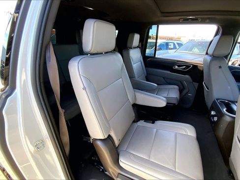 Used 2023 GMC Yukon XL SLT image 18