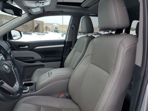 Used 2019 Toyota Highlander SE image 19