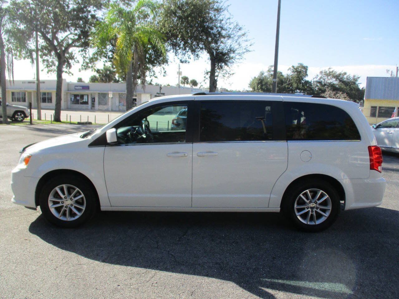 Used 2018 Dodge Grand Caravan SXT w/ Driver Convenience Group FWD image 5