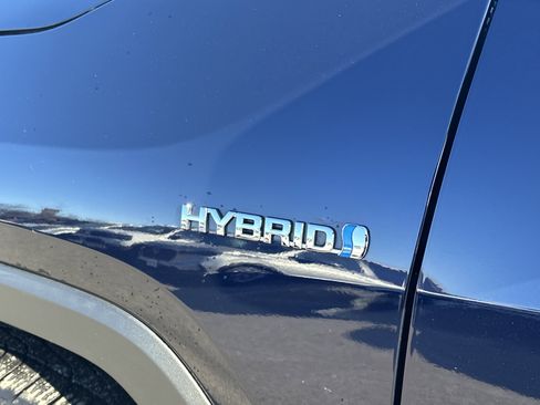 Used 2021 Toyota RAV4 XLE Premium image 10