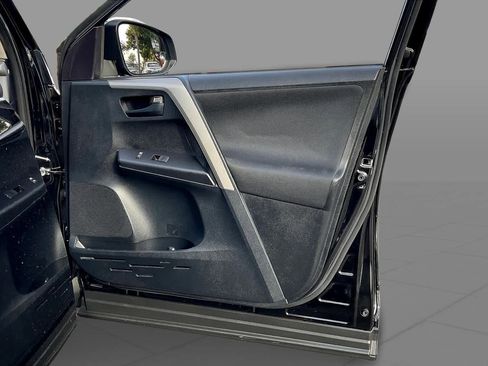 Used 2017 Toyota RAV4 LE image 21