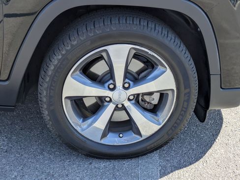 Used 2019 Jeep Cherokee Limited FWD image 12