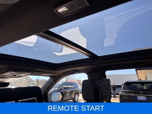 Used 2023 GMC Yukon Denali w/ Advanced Technology Package AWD/4WD image 12