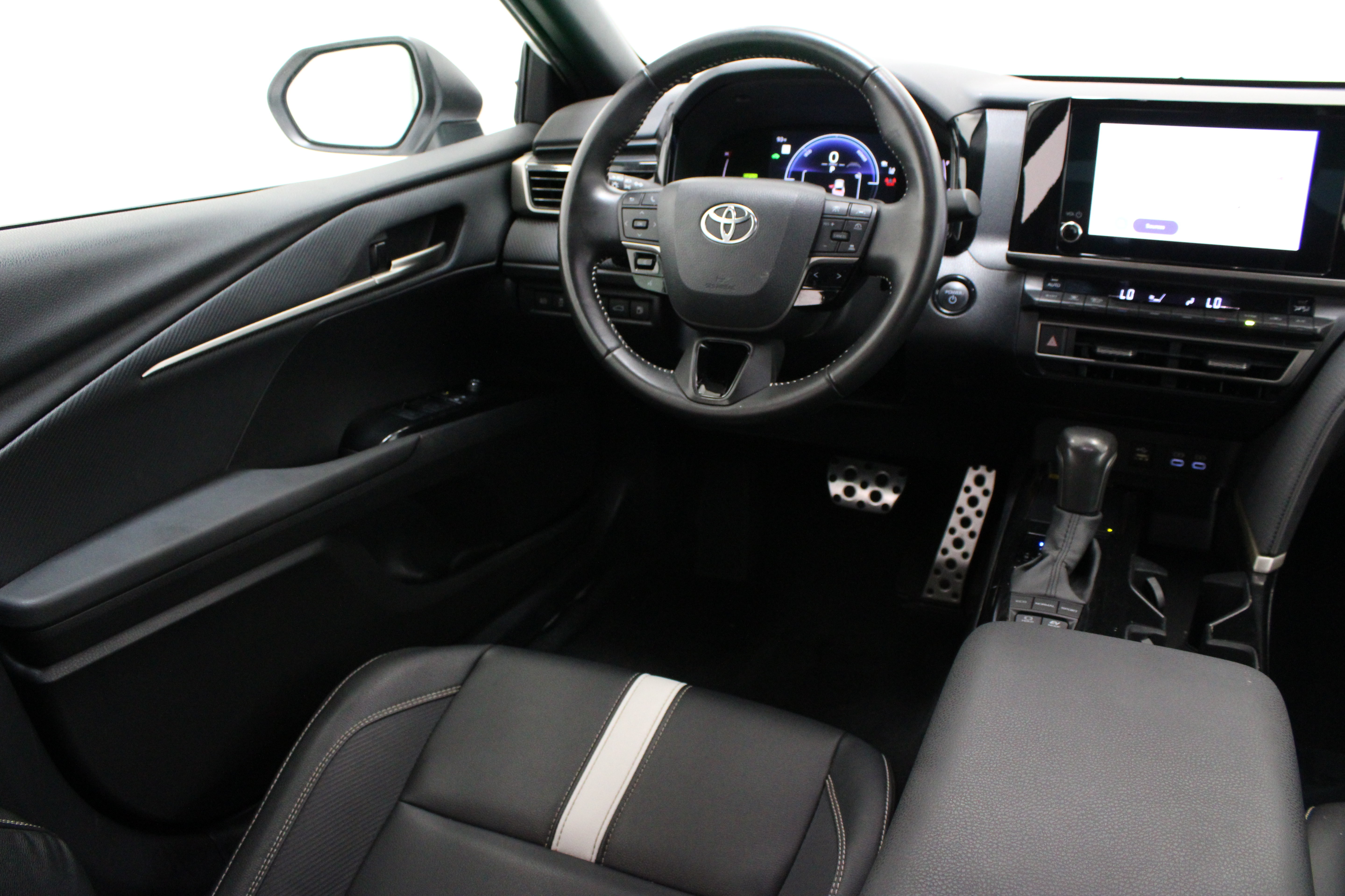 Used 2025 Toyota Camry SE FWD image 30