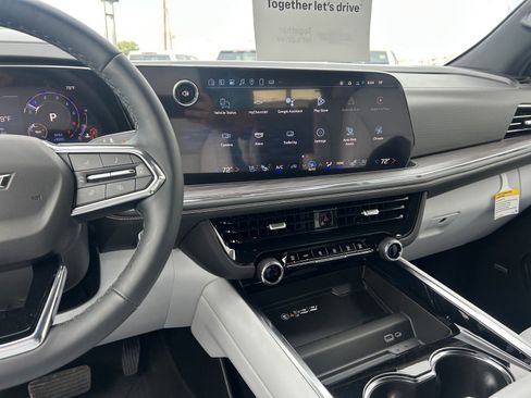 New 2025 Chevrolet Suburban Premier RWD image 18